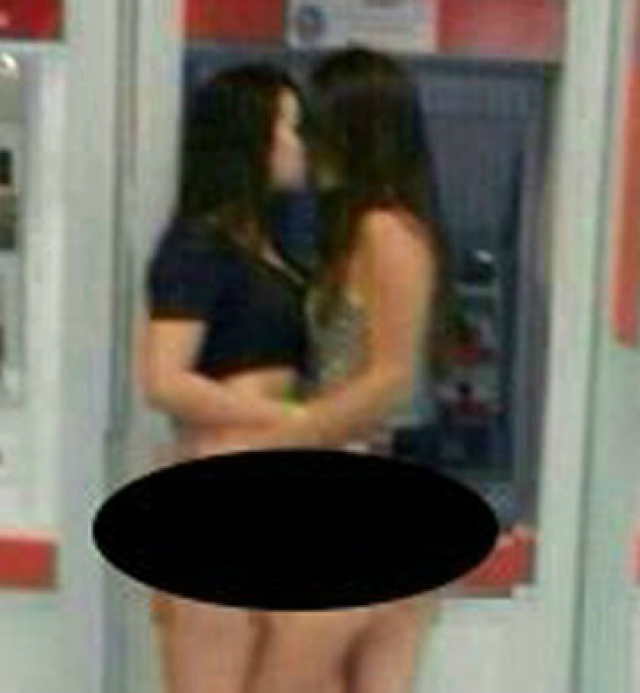 Dentro de uma agência bancária, as duas garotas se beijaram na hora do registro da imagem, o detalhe é que estão sem as partes de baixo. Foto: Reprodução