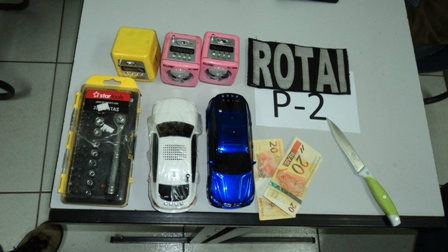 Foram roubados do estabelecimento comercial três alto falantes, uma caixa de som e R$ 40 em dinheiro.Foto: Assessoria PM