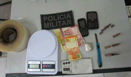 Os autores foram presos em flagrante pelo crime de tráfico de drogas e foram encaminhados ao Distrito Policial.Foto: Assessoria 2º BPM