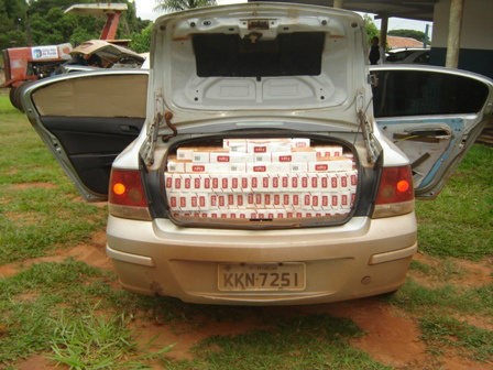 Os autores foram presos em flagrante pelo crime de contrabando e em seguida foram encaminhados ao Distrito Policial de Santa Rita do Pardo. Foto: Assessoria 2º BPM