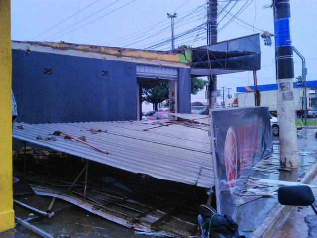 Estrutura de loja de motos ficou destruída por conta do temporal (Foto: Ricardo Campos Jr.)