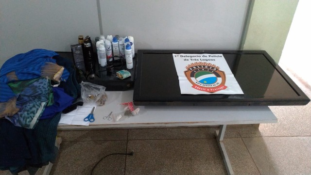 Objetos apreendidos durante o cumprimento dos 4 mandados de busca e apreensão nesta quarta (8). Foto: Polícia Civil.