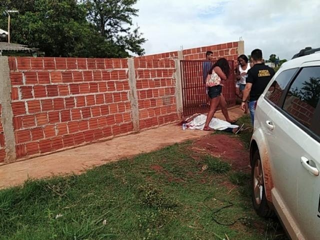 Jovem foi morto com um tiro na cabeça nesta manhã. (Foto: Direto das Ruas)