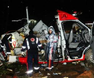 Todas as vítimas estavam na ambulância e morreram na hora após o veículo bater de frente com o caminhão.Foto: Divulgação 