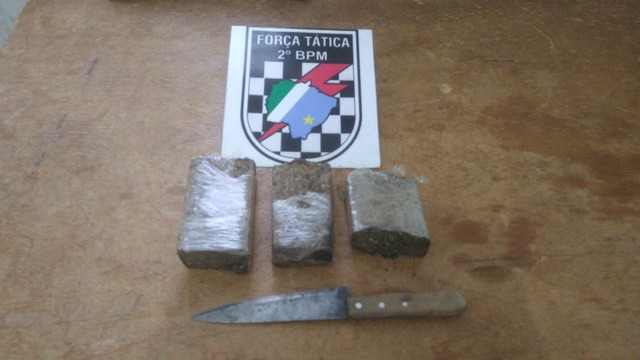 Três tabletes de maconha foram encontrados em uma caixa de energia localizada atrás do apartamento do suspeito. Foto: 2º BPM.