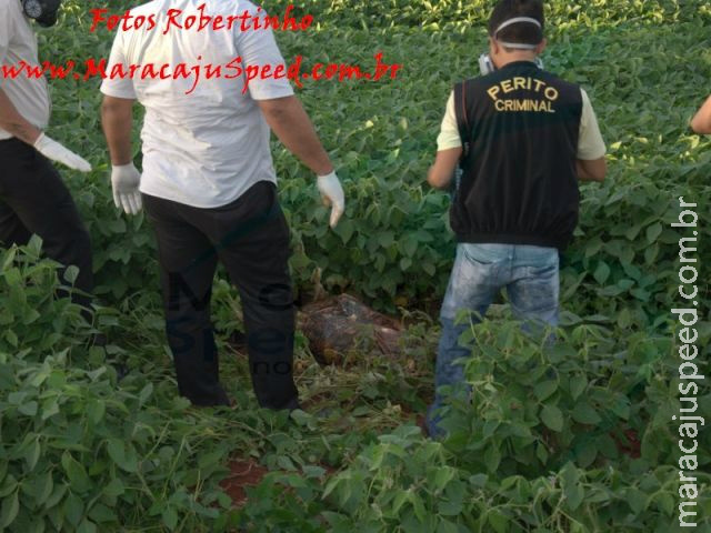 Marcos Antônio Duarte Landrin (39), como seus óculos, boné e chinelos estarem próximos ao corpo, 