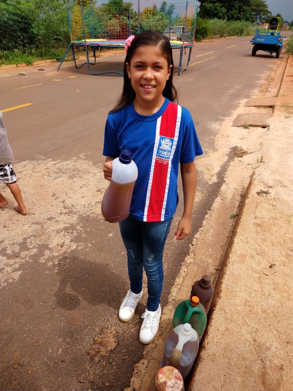 Estudante participa da ação Papa Óleo /// Reprodução