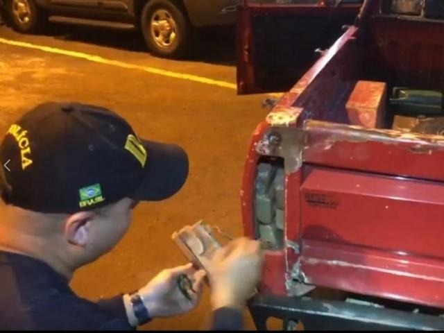 Policial retira tabletes de maconha escondido em veículo. (Foto: Divulgação)