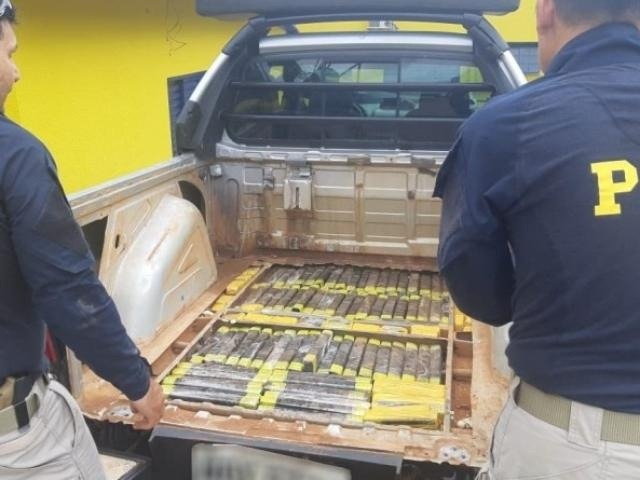 Droga em fundo falso de veículo seria levada para Rondônia. (Foto: Divulgação/PRF)
