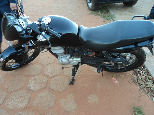 A moto está apreendida no DP e aguarda sua retirada pelo proprietário. Foto: 8º BPM 