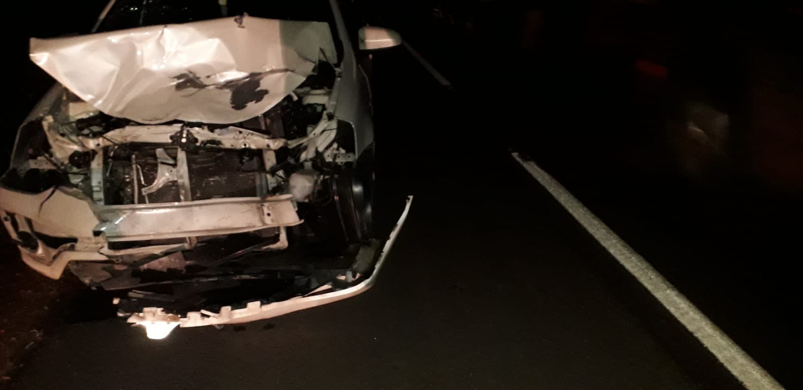 Veículo Toyota Etios danificado. Fotos: Corpo de Bombeiros (5º GBM).