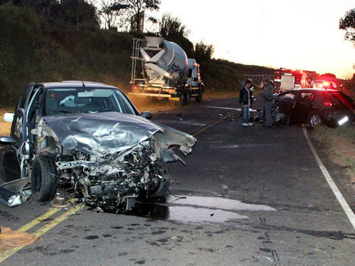 Três pessoas ficaram feridas após uma colisão frontal entre dois veículos. Foto:Cedida/Vitor