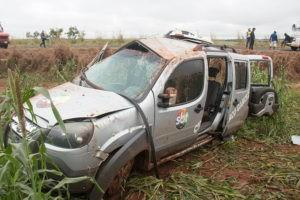 Veículo capotado leva a logomarca do SBT por ter comediantes da emissora que se apresentam no circo (Foto: Site Jovem Sul News)