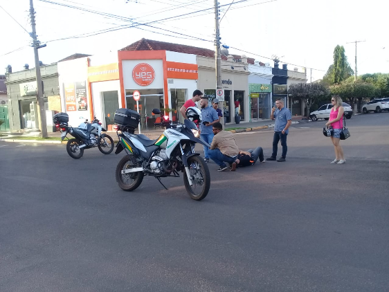 Foto: Alfredo Netto - Rádio Caçula /// motociclista aguardando atendimento do SAMU