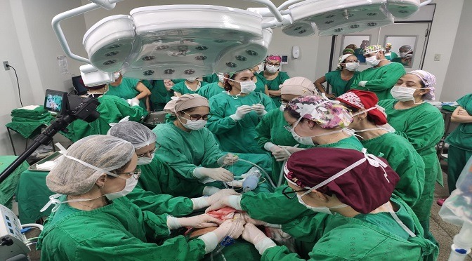 Profissionais se dividiram entre duas salas para atender mãe e filho - Foto: Foto: Divulgação