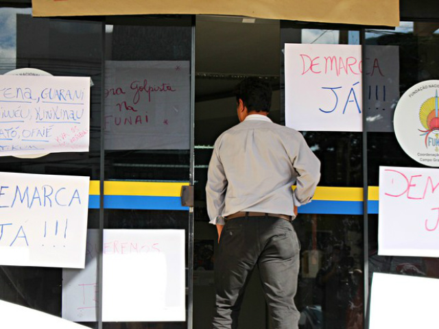 Cerca de 40 indígenas se reuniram no prédio nesta terça-feira (7) (Foto: Ronie Cruz/G1 MS)