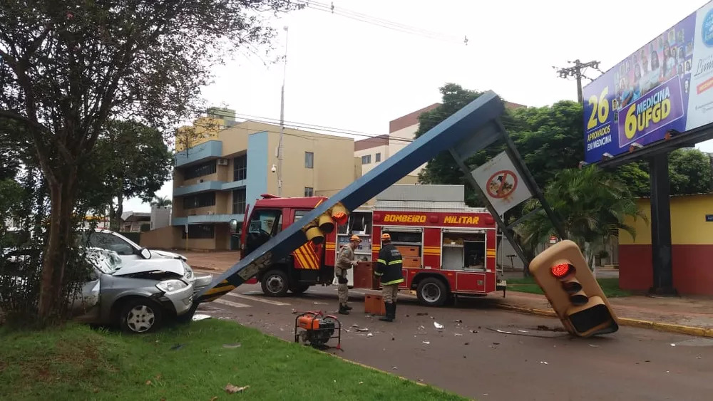 Carro bateu e derrubou semáforo em avenida de Dourados — Foto: Osvaldinho Duarte/Dourados News 