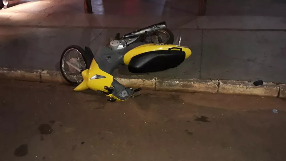  Moto onde estavam a vítima e o filho — Foto: PM/Divulgação /// Reprodução