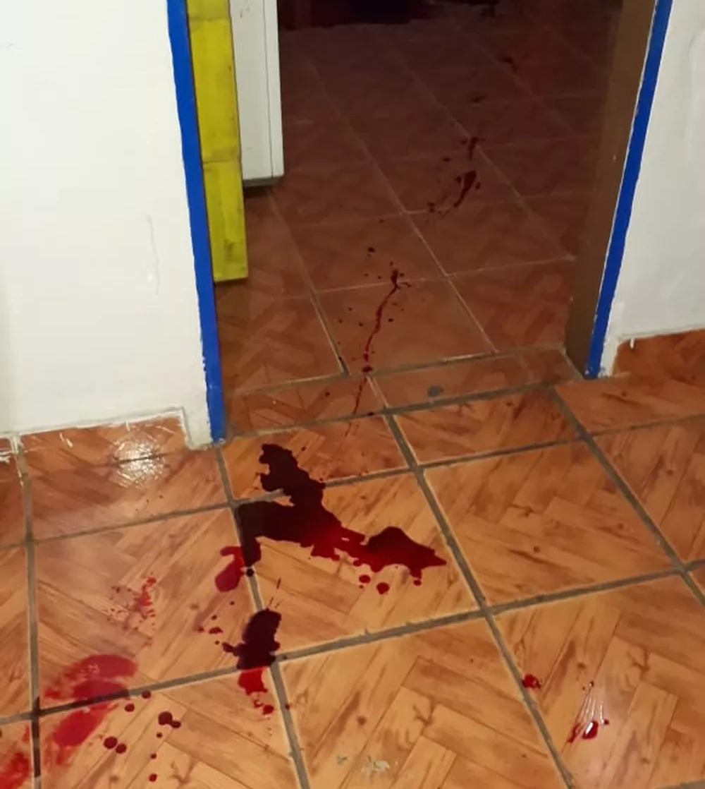 Manchas de sangue da vítima na pizzaria em MS — Foto: PM/Divulgação 
