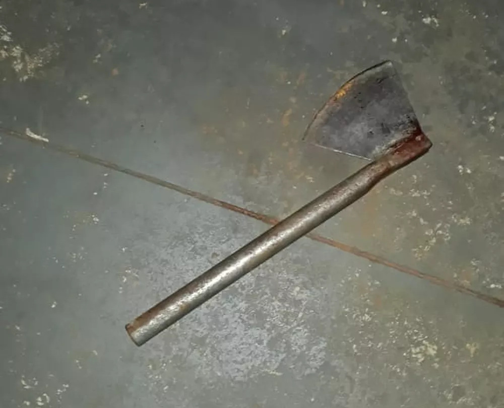 Machado usado no crime foi apreendido — Foto: PM/Divulgação 