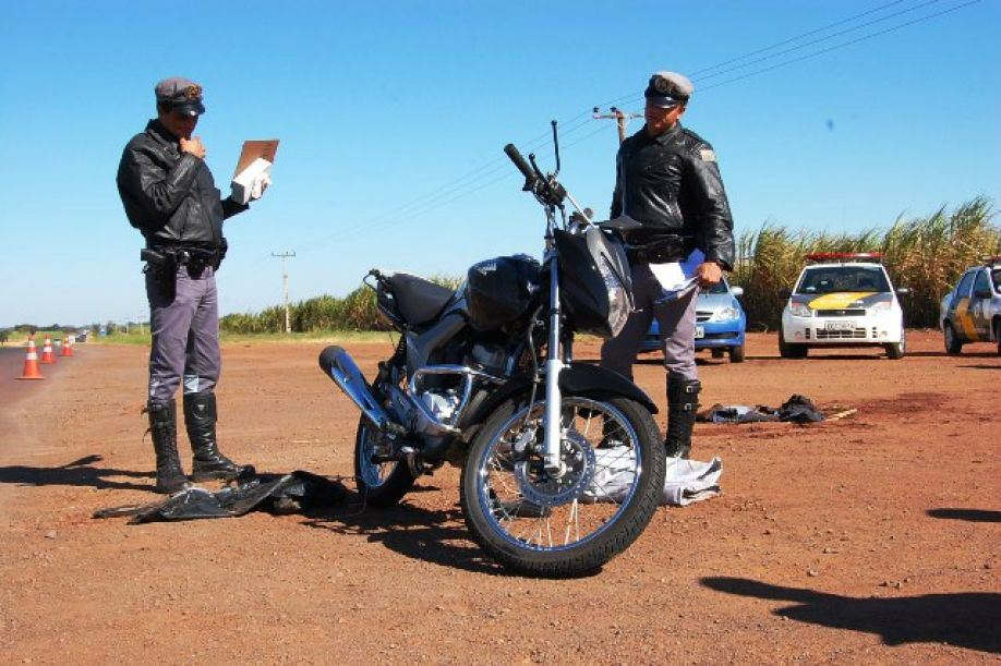 Policiais observam motocicleta que a vítima conduzia no momento do acidente.Foto: Divulgação
