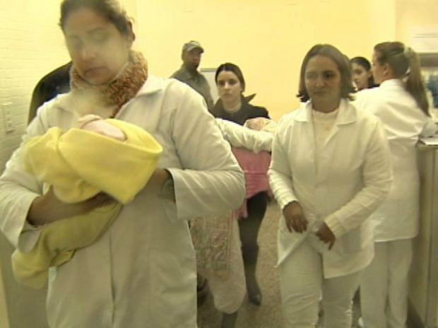 Bebê recém-nascido foi encontrado em hipermercado de Taubaté por duas mulheres na noite da última sexta-feira (26).Foto: Reprodução/ TV Vanguarda