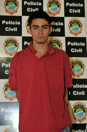 Foto: Valdenir Rezende / Wellington e o adolescente levariam o carro roubado para o país vizinho