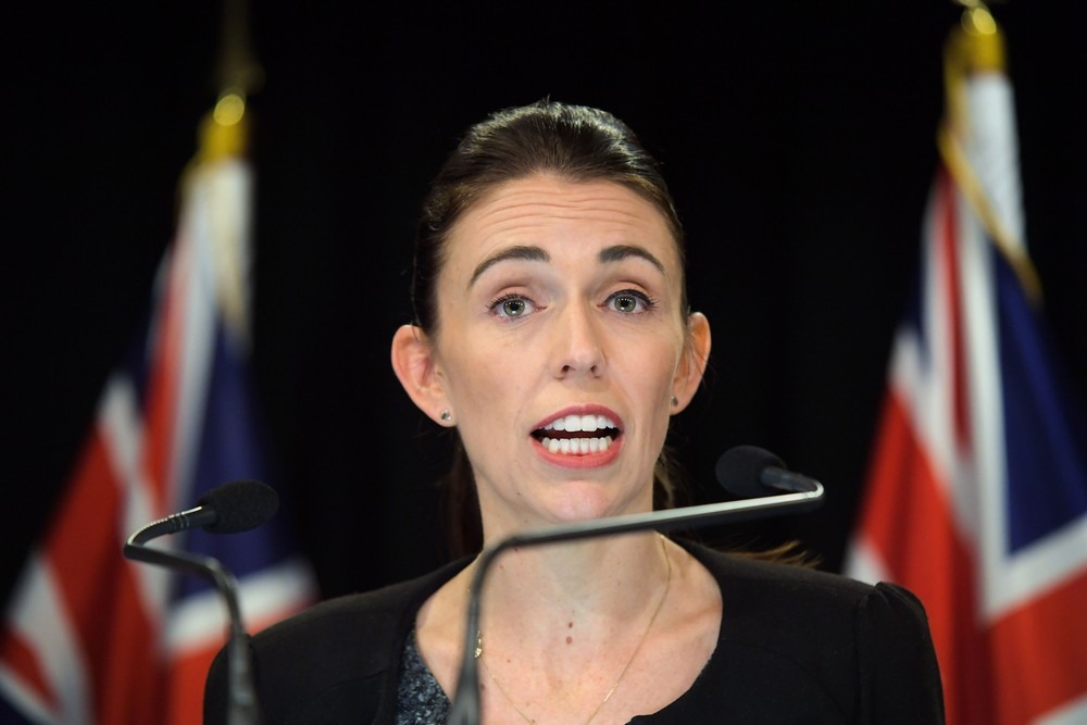 Primeira-ministra Jacinda Ardern durante coletiva de imprensa nesta segunda-feira (18) na Nova Zelândia — Foto: David Lintott/AFP