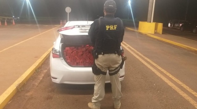 Receberiam R$ 10 mil para levar droga até Três Lagoas. Foto: Divulgação PRF.