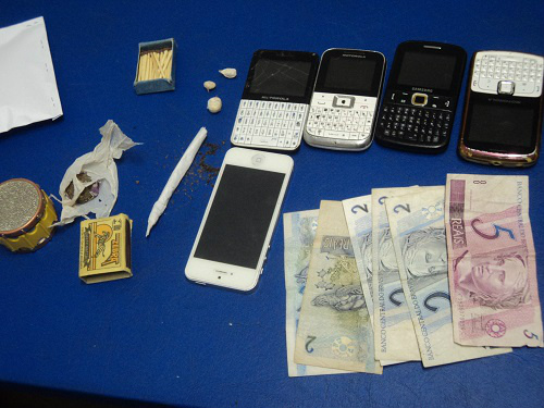 A Polícia encontrou pequena quantia de dinheiro em cédulas, um “dixavador” usado para o consumo de maconha, uma trouxinha de maconha, duas paradinhas de crack, um vaso de planta aparentando ser maconha, três quadros de bicicleta e cinco celulares sem procedência.Foto: Assessoria 8º BPM.