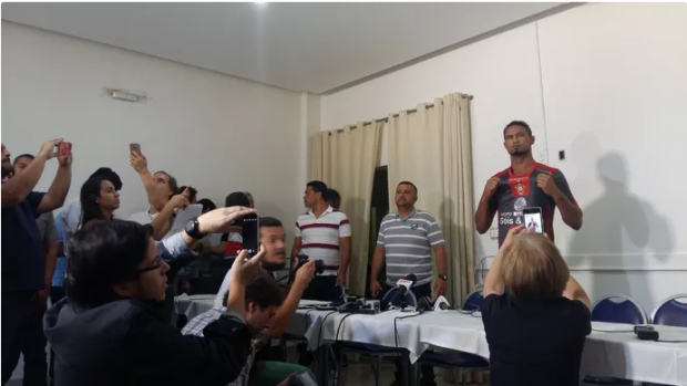 Goleiro Bruno é apresentado pelo Boa Esporte (Foto: Bruno Giufrida)