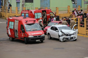  A frente do Renoult Logan ficou totalmente destruída com o impacto. (Foto: Marcos Ermírio)