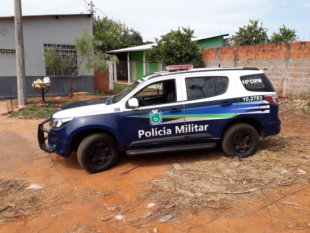 Polícia no local em que corpo de homem foi encontrado em estado de decomposição, em Campo Grande. — Foto: Osvaldo Nóbrega/TV Morena.