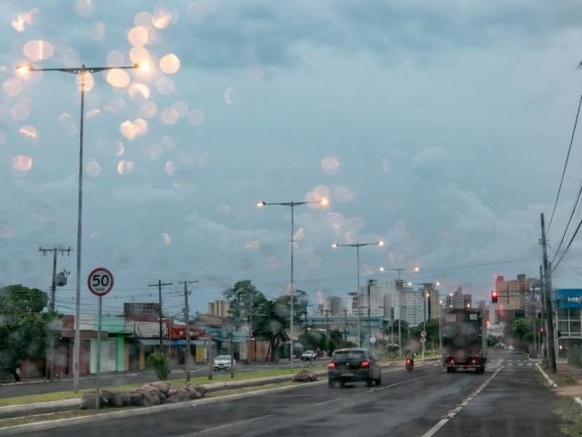 Campo Grande amanheceu com garoa fraca nesta segunda-feira. (Foto: Henrique Kawaminami)