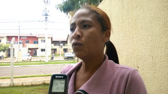 Érica Cesar, moradora do Residencial, em entrevista à Rádio Caçula. (Fotos: Lucas Gustavo).