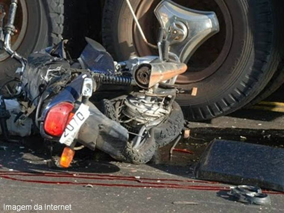 O grave acidente na MS 141 entre Ivinhema e Naviraí matou o motociclista que teve o braço e as perna esquerda dilacerados.Foto: Fátima News 
