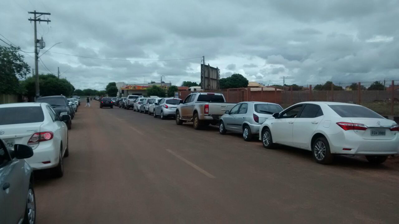 Fila de veículos para emplacamento e vistoria no Ciretran ( Rádio Caçula)