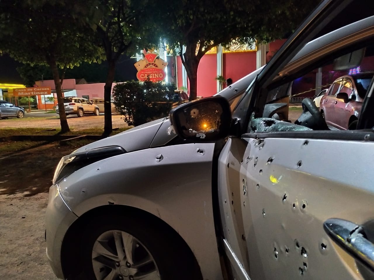 Carro das vítimas com marcas dos mais de 100 disparos na fronteira. Foto: Divulgação.