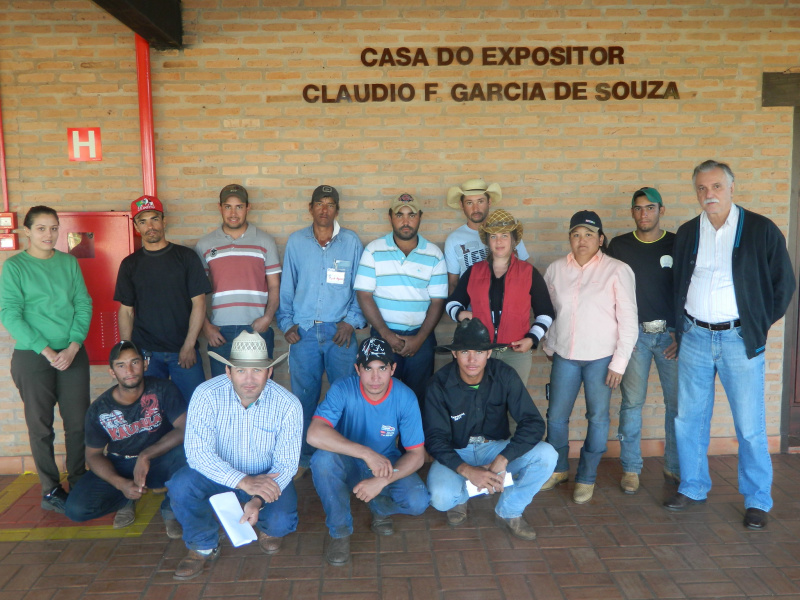 Os alunos tiveram aulas práticas e teóricas e aprenderam as técnicas de eixo mobilizador; o trabalho de rédeas; equipamentos utilizados; avaliação da conduta do animal; técnica de arqueamento lateral entre outros assuntos.Foto: Assessoria Sindicato Rural