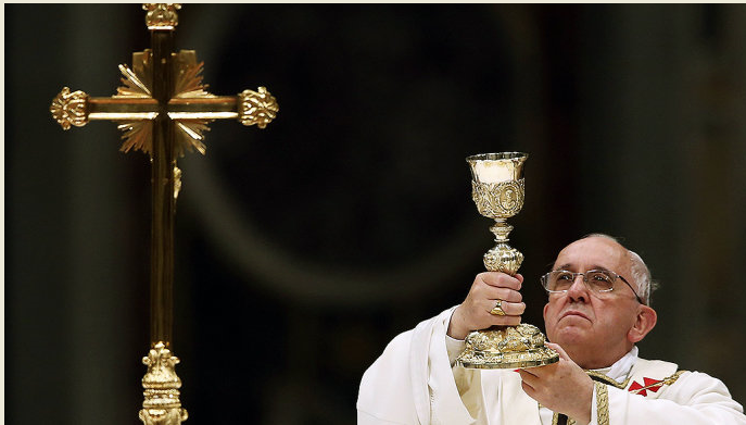 Papa Francisco abençoa uma taça de vinho durante uma missa no Vaticano(Alessandro Bianchi/Reuters/VEJA)