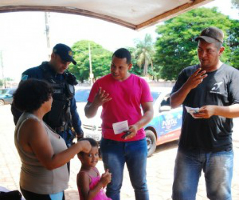Além da passagem policiais pediram doação de marmita para a família - Foto: Tiago Apolinário/Da Hora Bataguassu