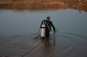O corpo do rapaz foi encontrado por uma equipe de mergulhadores do Corpo de Bombeiros. (Foto: Vanessa Tamires) 