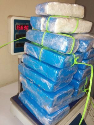 Mulher transportava cocaína em carro com filho de5 anos dentro (Foto: Divulgação/ PMR)