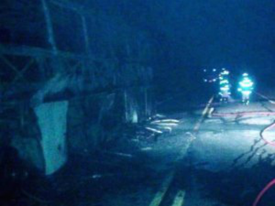 Bombeiros apagaram as chamas de ônibus que foi consumido pelo fogo. (Foto: Tá na Mídia Naviraí)