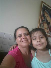 A avó Edna Santana, cozinheira está organizando uma galinhada em prol da saúde de Yasmim.