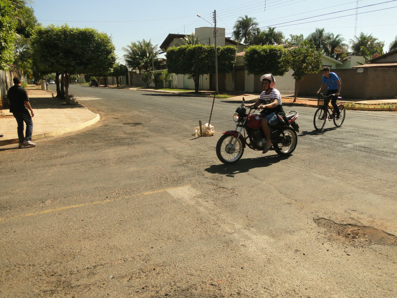 Revoltado, morador cravou duas ripas no meio do buraco como forma de chamar a atenção das autoridades municipais.Foto: Rádio Caçula