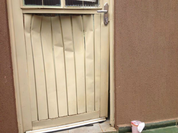 Porta arrombada por adolescente que acabou sendo amarrado por moradores do Jardim Flamboyant(Foto: Nadyenka Castro/G1 MS)