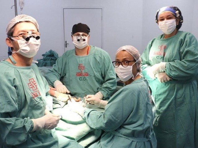 Equipe médica responsável pelo procedimento cirúrgico (Foto: Santa Casa/Divulgação)