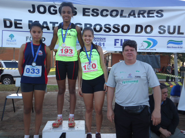 Atletas comemoram vitória em pódium.Foto: Assessoria
