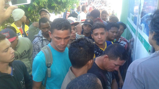 Foto registrada na manhã desta terça-feira (03) na frente da Casa do Trabalhador